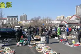黑龙江严防输入病例，4月12日哈尔滨室外古玩市场人流量比较大。视频封面