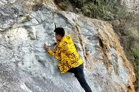 贵州发现一座金山，含金闪闪发光，有路人经常去这里挖淘金视频封面