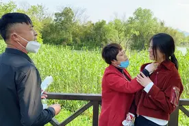 中暑了想吐，爸妈按着小美拔痧，老肖说像杀猪一样视频封面