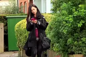 美女逛街偶遇前男友，一路追过去拽住他，前男友转身后美女愣了！视频封面