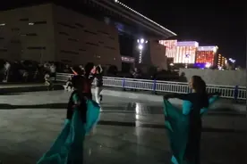 张哥摆摊谋生流浪到许昌，晚上的许都公园真热闹，一块儿逛逛吧视频封面