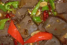 大厨教你，鸡血最好吃的做法，麻辣鸡血，味道麻辣鲜香，下酒下饭