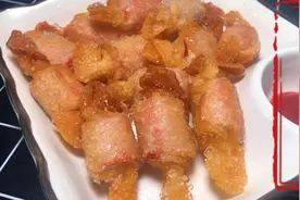 多岀来的饺子皮不要扔，做成小零食，又香又脆，一盘都不够吃。