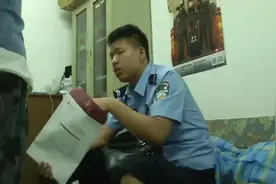 的哥捡到公文包 凌晨3点送警察局遭辅警嘲讽：你还觉得你光荣呢？视频封面