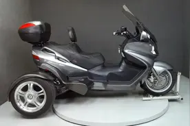 铃木进口旗舰大踏板，铃木”汉堡人“650三轮版，10万起售视频封面