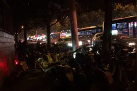 长沙市林大路共享单车泛滥成灾，不到50米的路一分钟都走不完视频封面