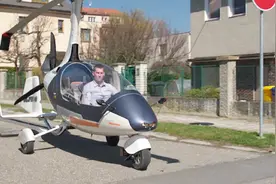 全球首台能合法上路飞行汽车，一脚油门就上天，仅42万你会买吗？