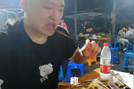 100串肉串几分钟搞定 烧烤摊老板太喜欢他 几百斤的肉肉怎么来的