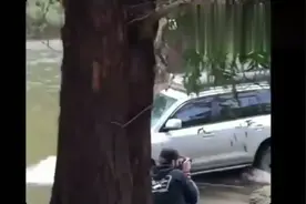 陆地巡洋舰为什么叫陆地巡洋舰，看完这个视频就懂了，涉水喉在哪视频封面