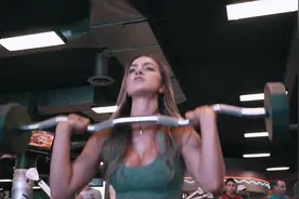 超燃！哥伦比亚腹肌女神的健身训练合集，唤起你的运动欲望视频封面