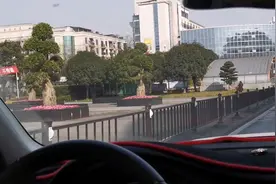 胡家老三，到医院办餐饮健康证，没有办成。花100元买两个灭火器视频封面