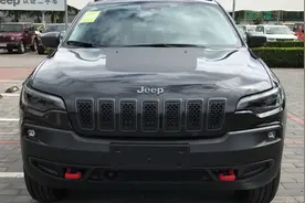 全新jeep自由光2.0T高性能旗舰版黑色实拍 30万级别最强硬派SUV