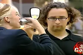 恶搞路人：美女让路人拿镜子，拿出电动剃须刀刮胡子，小哥懵圈了视频封面