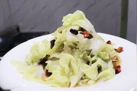 厨师长教“醋溜白菜”的家常做法，鲜脆嫩还爽口，解腻又开胃