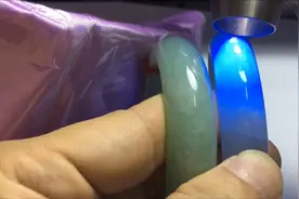 A货翡翠和B货翡翠在紫外灯下的区别