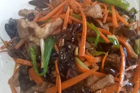 教您一道家常菜，胡萝卜木耳炒肉丝，做法简单又好吃，赶紧学起来