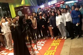 万达广场偶遇美女吞活蛇，厉害👍视频封面