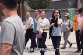 66岁林凤娇罕见现身，与丈夫成龙下乡做慈善，打扮低调平易近人视频封面