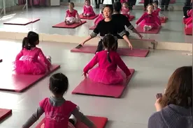 儿童考级舞蹈《爷爷亲奶奶亲》，娃娃们萌翻了，老师讲解很细致