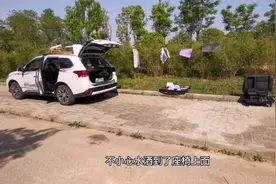 小伙床车内生活不小心水打湿了座椅，他该怎么办？