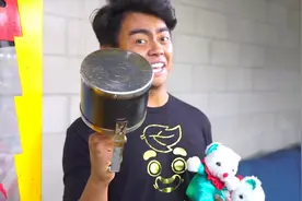 一下抓上来两个娃娃，抓娃娃很简单，只要一块超强磁铁就搞定