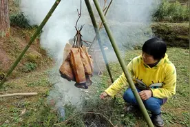 四川烟熏腊肉的正宗做法，柏树丫加桔子皮，熏出来的腊肉香喷喷的
