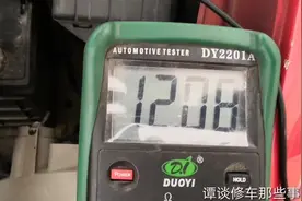 刚换不久的电瓶汽车又亏电无法启动，修理工检查半天才发现问题视频封面