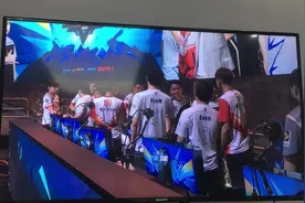 传奇对决：70KG胜白鲨，大方地去握手；也标志着首款定制皮肤到手视频封面