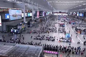 见识一下上海目前最大高铁候车大厅，上海虹桥火车站视频封面