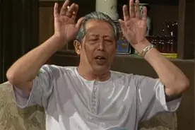 老傅一提老胡就生气，说老胡带墨镜，就像猴顶灯