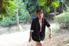 一米六五的丑男，找到这么漂亮的女朋友，他是怎么做到的