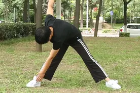 坚持原地弯腰手摸脚，瘦肚子还能瘦大腿，12天暴瘦全身