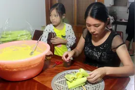 小园和妈妈做的苞谷粑，用了好几种配料，原来传统做法这么复杂