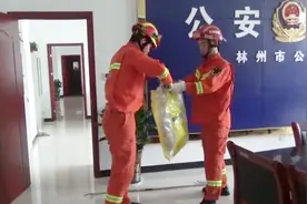 公安局控审科遭大蛇＂盘踞威胁＂求助：喂119吗？我是110