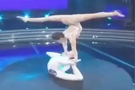 两个女孩做出来的动作，让评委合不拢嘴，美的让人陶醉视频封面