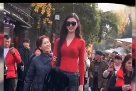 四川成都2米多高“女巨人”，不拍电影可惜了，关键是还那么美！视频封面