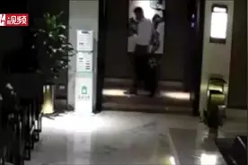 无耻！浴场男员工 40秒5次伸手机拍女客人洗澡 被警方拘留