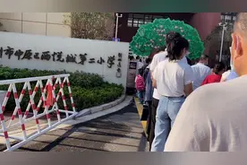 郑州西郊这所小学，一年级新生入学，原来分班和座位都是有规矩的