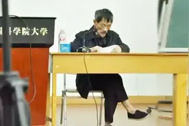 清华大学的“扫地僧”，一双布鞋其貌不扬，真实身份让人意外！视频封面