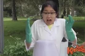 女学生街头做化学实验，发生意外把实验瓶扔厕所，厕所立马就炸了视频封面