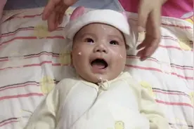 两个月宝宝一涂脸霜就很开心，一副享受的小表情，太可爱了视频封面