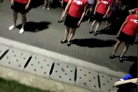 沙江河公园每到晚上都非常热闹的有的阿姨大妈都来到这里跳广场舞