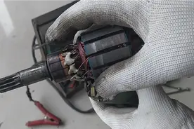 摩托车马达启动时有这种噪音，一般都是这个地方脏了，擦干净即好