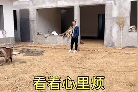 院子的地坪和室内一样高了，侯哥给工头打电话解决，侯哥烦透了