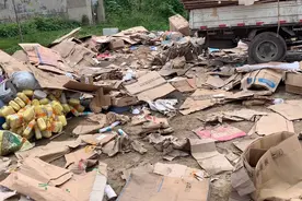 有人说废品站往纸壳里面加水？小哥的纸湿了却还要拿出来晒干！视频封面