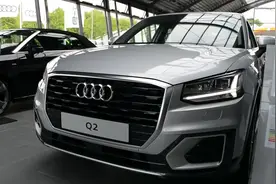 19款欧版奥迪Q2灰色到店实拍，不加长看起来更运动！视频封面