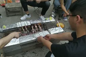 一群好友，几块砖头，自制简易烧烤台，喝着啤酒吹着小风，得劲！