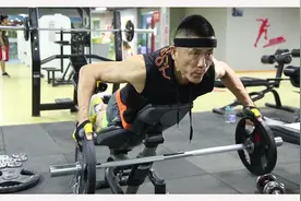 新手入门减脂瘦身增肌方法：健身房利用器械训练肩部三角肌！