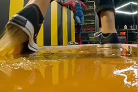 世界上最强的胶水有多黏？小哥大胆尝试，鞋都被粘下了！视频封面