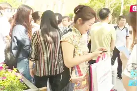 青岛近8万考生迈入中考考场，家长穿旗袍送考，寓意旗开得胜